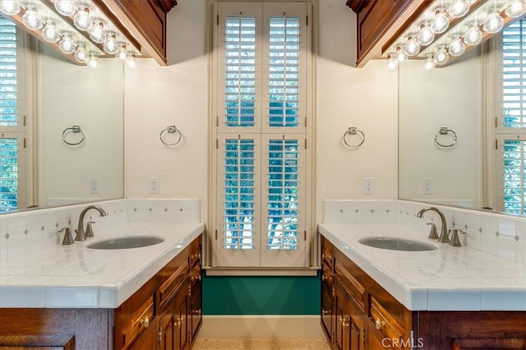 Paso Robles, California, 93446, United States, 4 Bedrooms Bedrooms, ,5 BathroomsBathrooms,Residential,Active,2016421