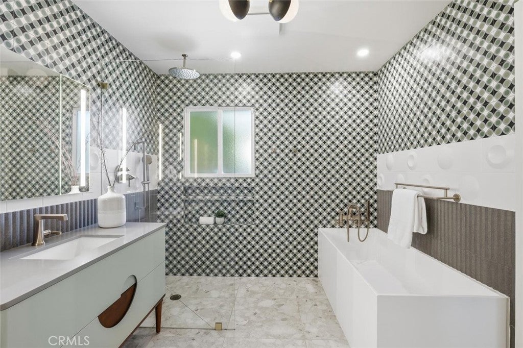 Long Beach, California, 90815, United States, 4 Bedrooms Bedrooms, ,4 BathroomsBathrooms,Residential,Active,1999914