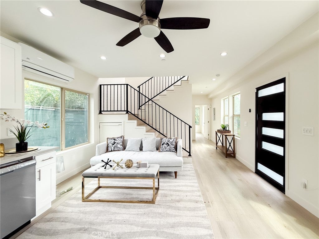 Pasadena, California, 91107, United States, 7 Bedrooms Bedrooms, ,8 BathroomsBathrooms,Residential,Active,1944066