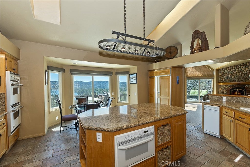 Lake Arrowhead, California, 92352, United States, ,5 BathroomsBathrooms,Residential,Active,1781875