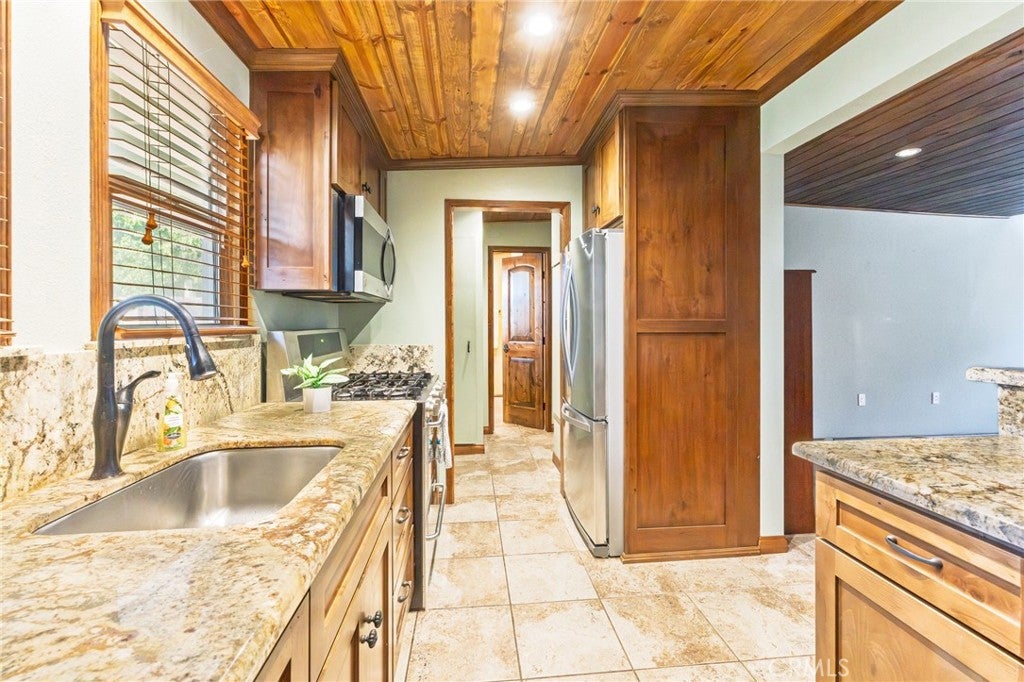 Costa Mesa, California, 92627, United States, 3 Bedrooms Bedrooms, ,2 BathroomsBathrooms,Residential,Active,1909898