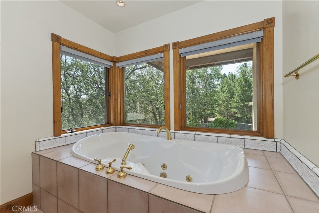 Lake Arrowhead, California, 92352, United States, 4 Bedrooms Bedrooms, ,5 BathroomsBathrooms,Residential,Active,1897983