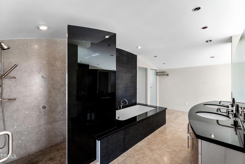 Oxnard, California, 93035, United States, 4 Bedrooms Bedrooms, ,5 BathroomsBathrooms,Residential,Active,1953419