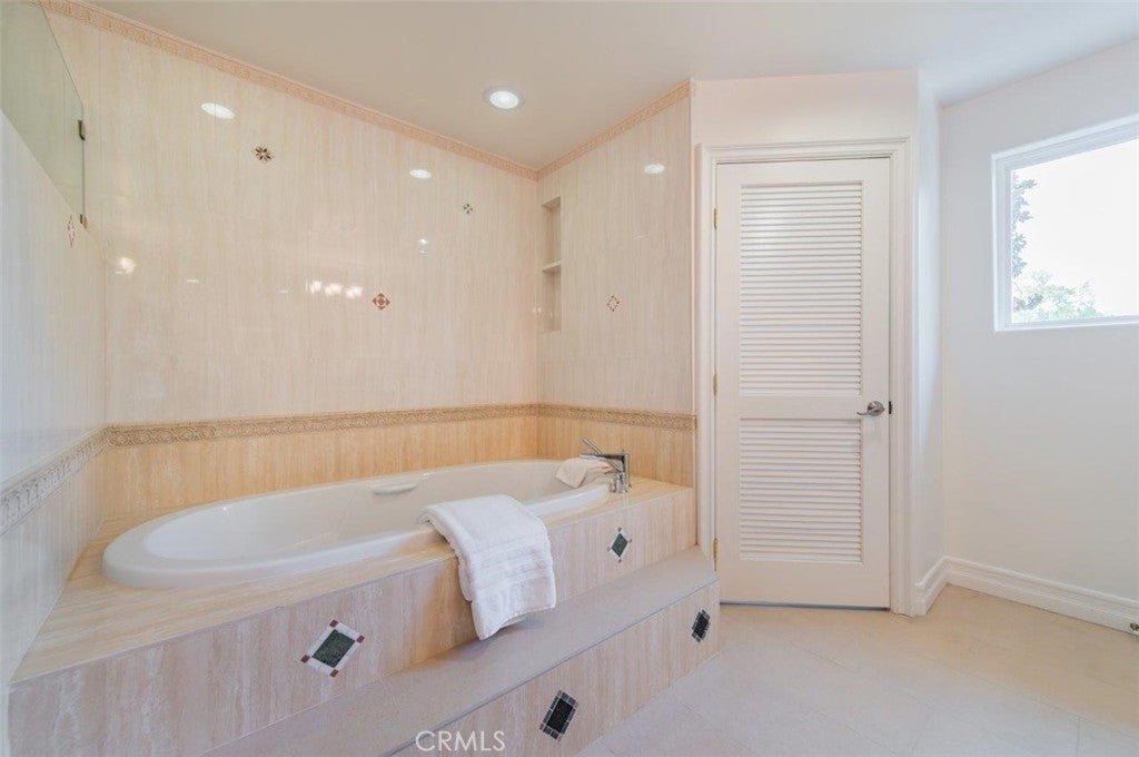 Pasadena, California, 91107, United States, 6 Bedrooms Bedrooms, ,5 BathroomsBathrooms,Residential,Active,1914920
