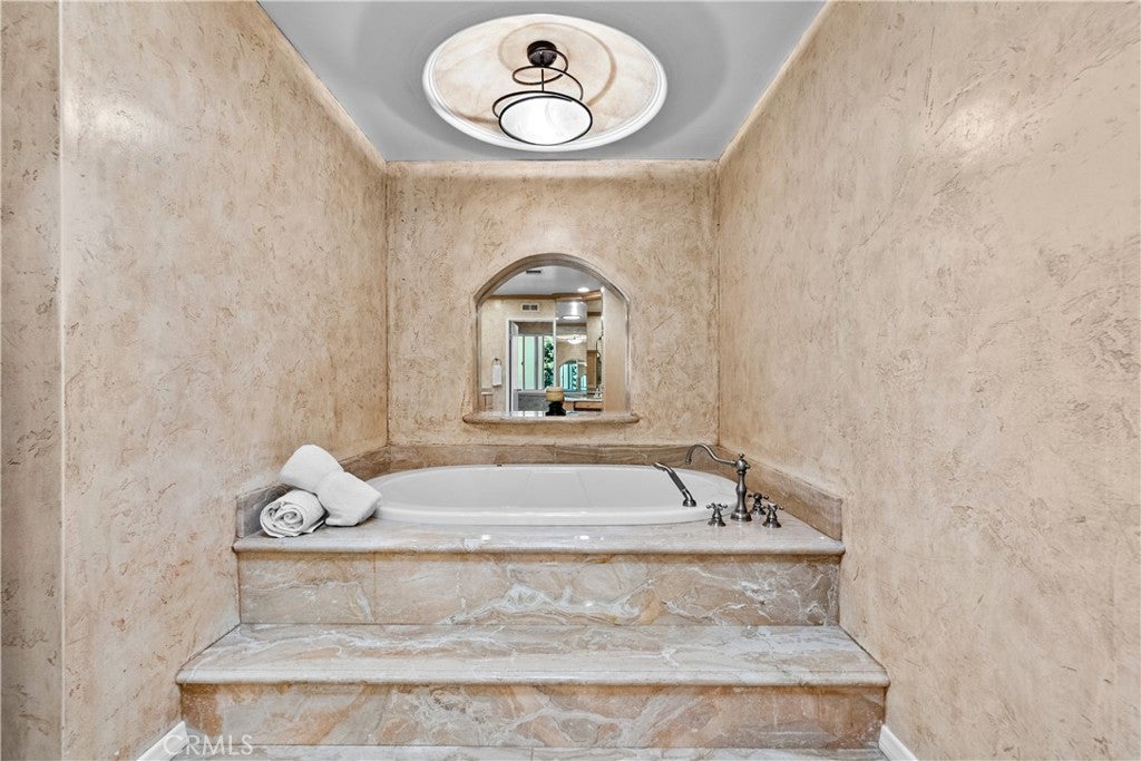 Northridge, California, 91324, United States, 5 Bedrooms Bedrooms, ,4 BathroomsBathrooms,Residential,Active,1952628