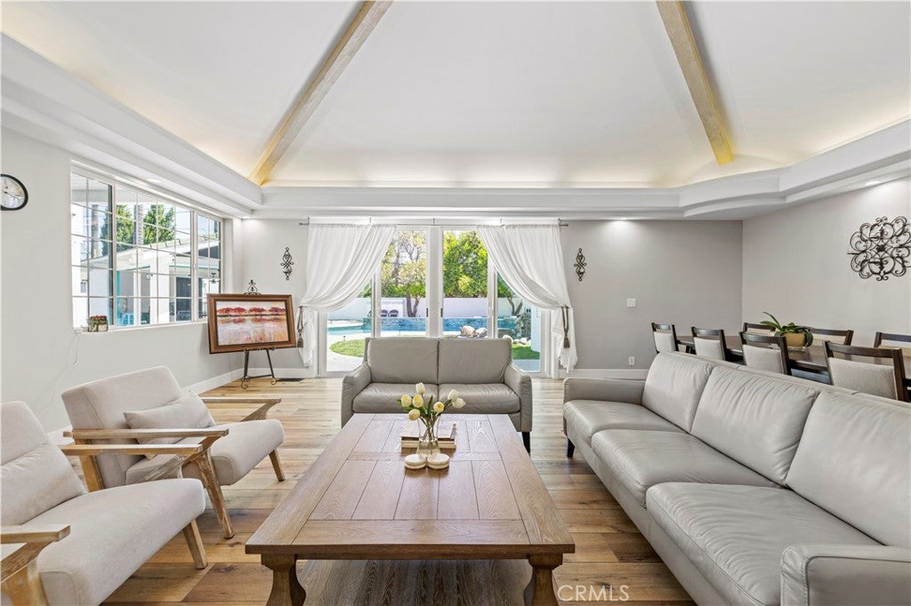 Northridge, California, 91325, United States, 4 Bedrooms Bedrooms, ,4 BathroomsBathrooms,Residential,Active,1936096