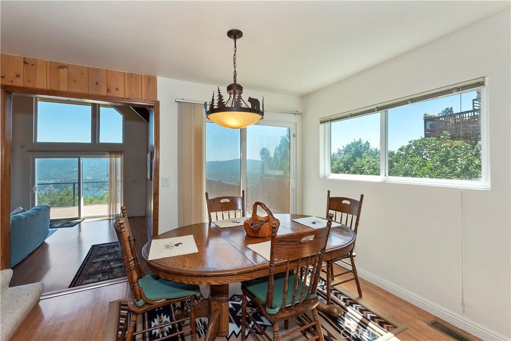 Lake Arrowhead, California, 92352, United States, 3 Bedrooms Bedrooms, ,3 BathroomsBathrooms,Residential,Active,1952988