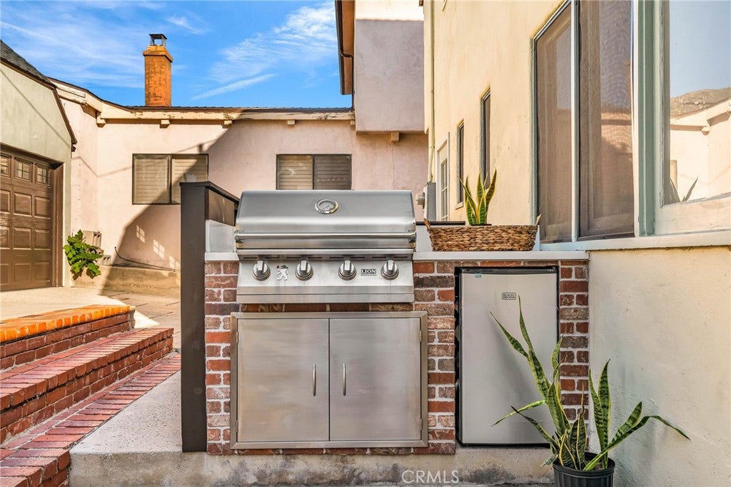 Glendale, California, 91202, United States, 3 Bedrooms Bedrooms, ,3 BathroomsBathrooms,Residential,Active,1967125