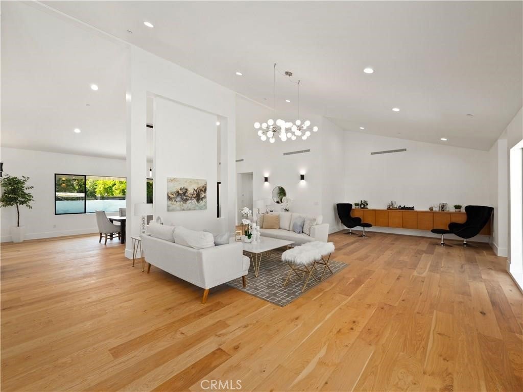 Woodland Hills, California, 91367, United States, 5 Bedrooms Bedrooms, ,5 BathroomsBathrooms,Residential,Pending,1843402