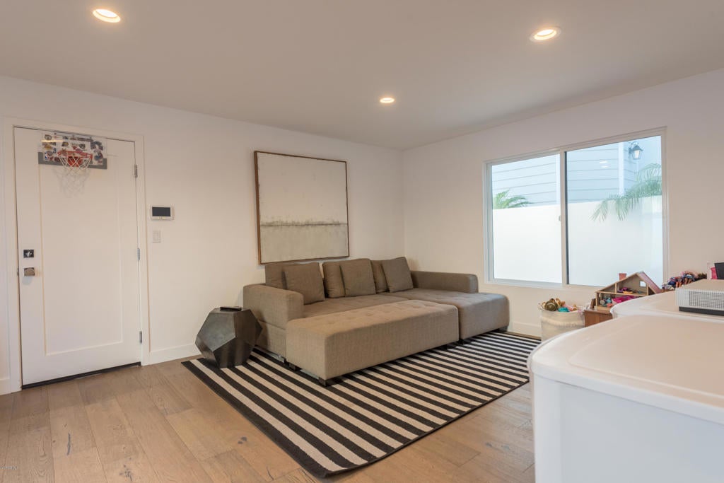 Ventura, California, 93001, United States, 3 Bedrooms Bedrooms, ,3 BathroomsBathrooms,Residential,Contingent,1944076