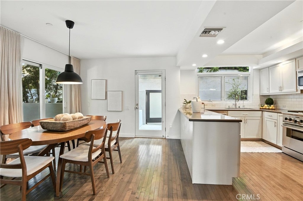 Santa Monica, California, 90405, United States, 3 Bedrooms Bedrooms, ,3 BathroomsBathrooms,Residential,Active,2008737