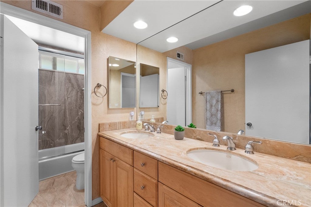 Northridge, California, 91324, United States, 5 Bedrooms Bedrooms, ,4 BathroomsBathrooms,Residential,Active,1952628