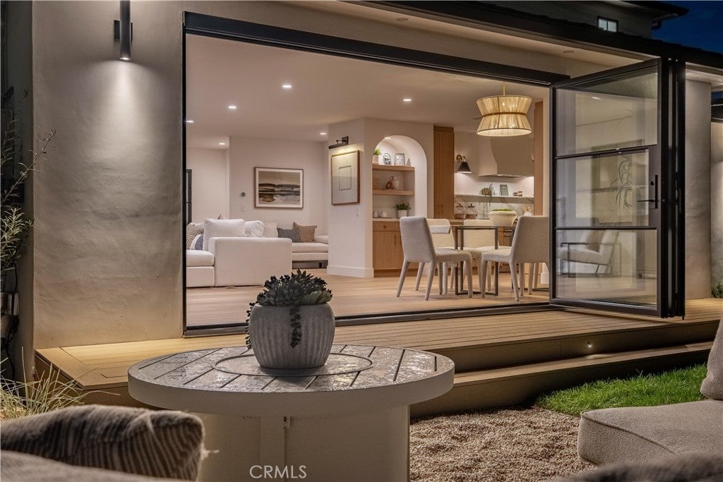 Redondo Beach, California, 90277, United States, 4 Bedrooms Bedrooms, ,3 BathroomsBathrooms,Residential,Active,1990651