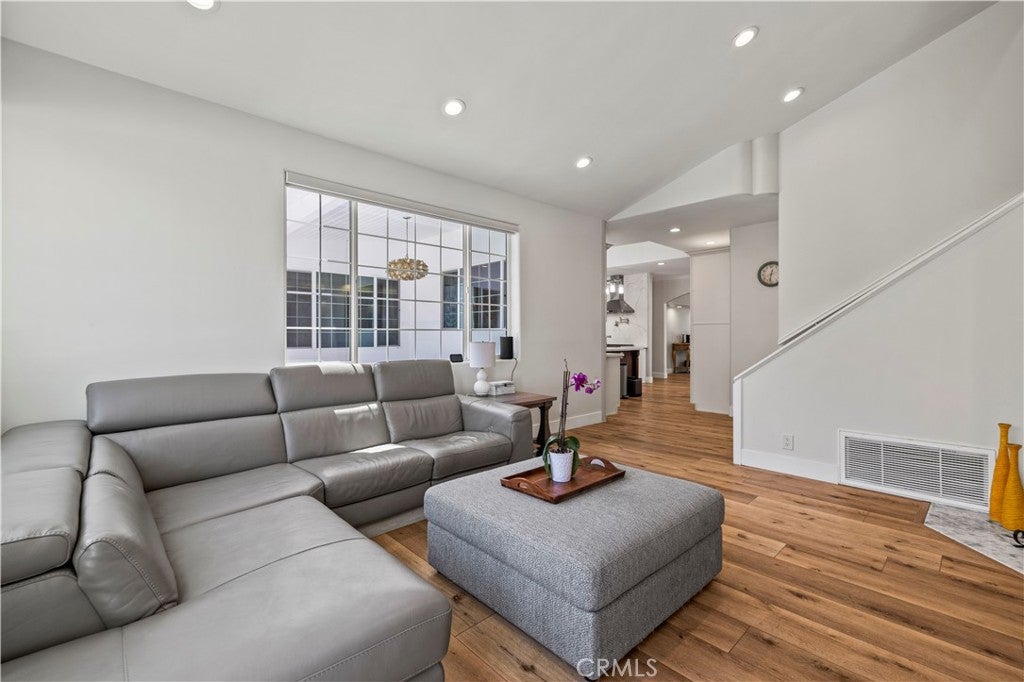 Northridge, California, 91325, United States, 4 Bedrooms Bedrooms, ,4 BathroomsBathrooms,Residential,Active,1936096