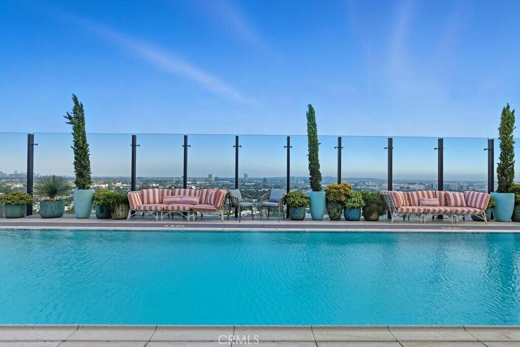 Los Angeles, California, 90069, United States, 2 Bedrooms Bedrooms, ,3 BathroomsBathrooms,Residential,Active,1995278