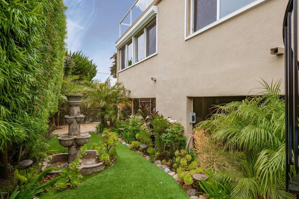 Ventura, California, 93001, United States, 2 Bedrooms Bedrooms, ,3 BathroomsBathrooms,Residential,Active,1944022