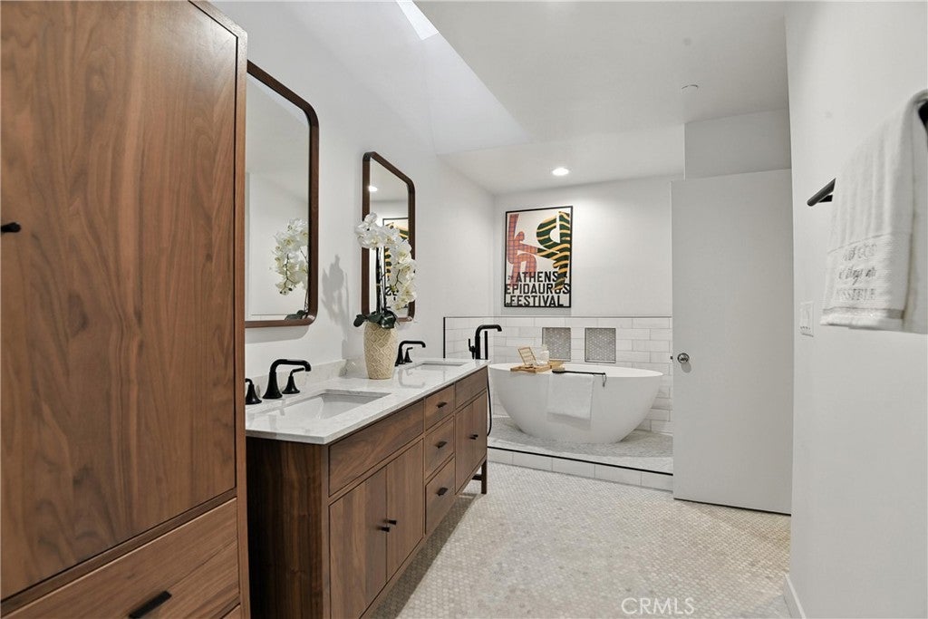 Santa Monica, California, 90405, United States, 3 Bedrooms Bedrooms, ,3 BathroomsBathrooms,Residential,Active,2008737