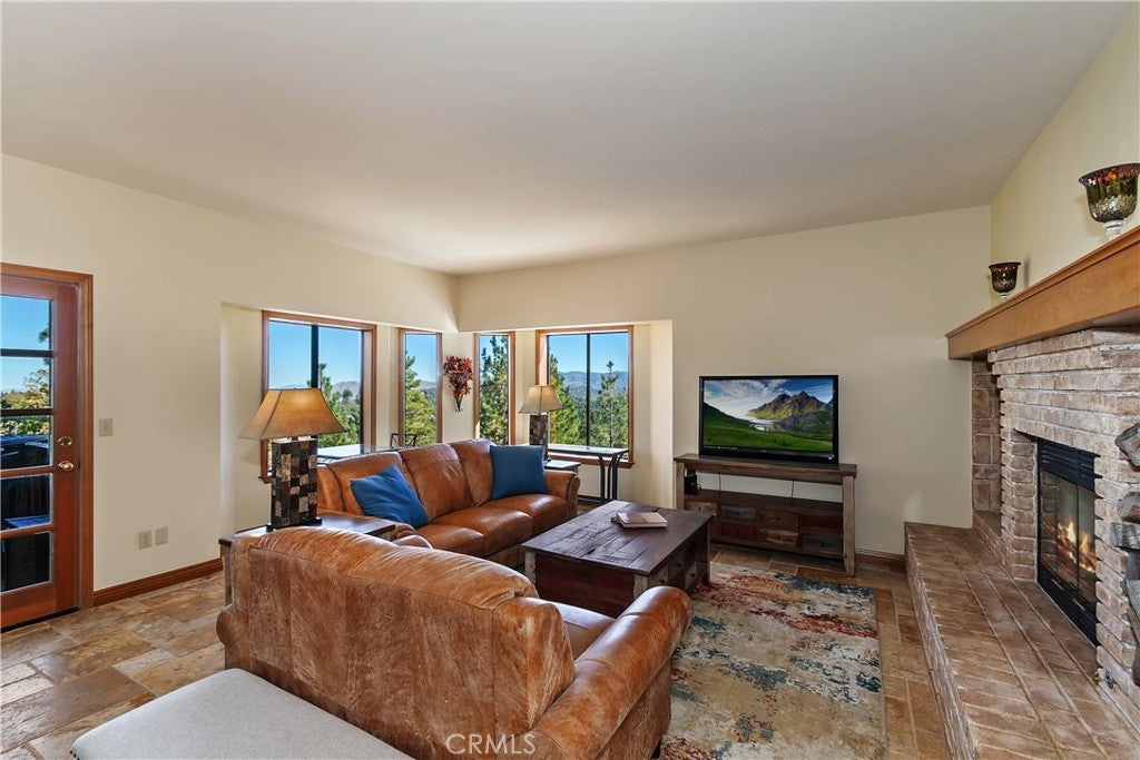 Lake Arrowhead, California, 92352, United States, 4 Bedrooms Bedrooms, ,3 BathroomsBathrooms,Residential,Active,1998581