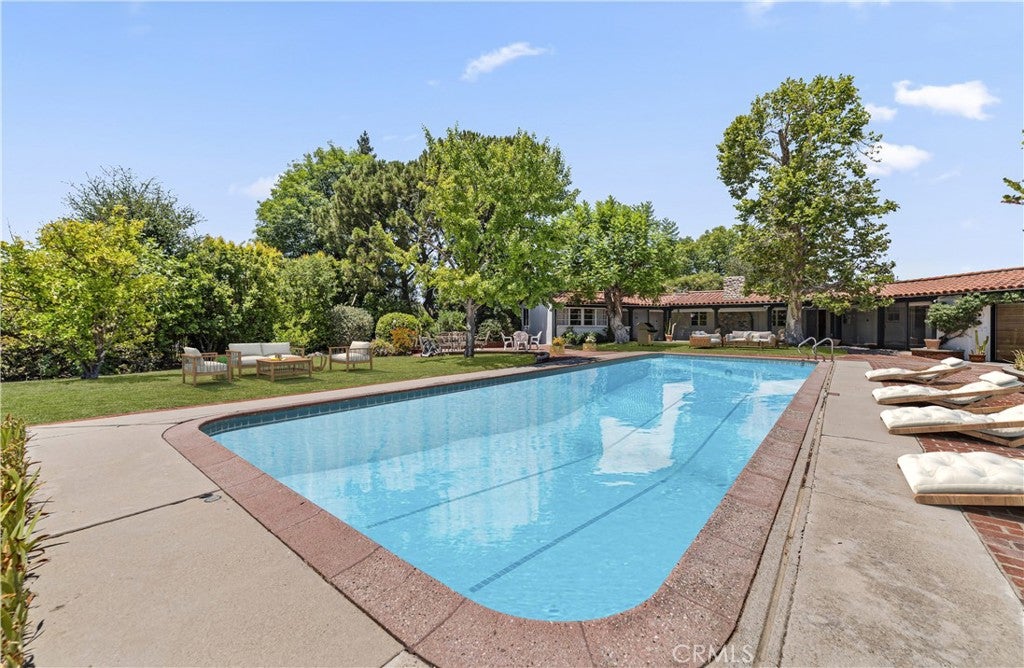 Tarzana, California, 91356, United States, 4 Bedrooms Bedrooms, ,3 BathroomsBathrooms,Residential,Pending,1953263