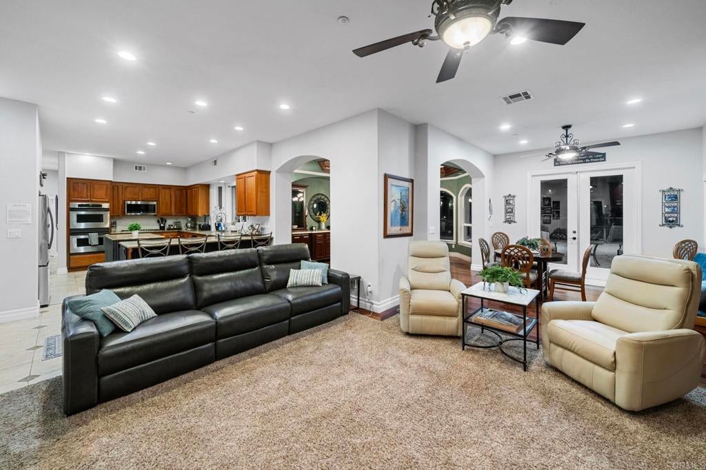 Escondido, California, 92025, United States, 5 Bedrooms Bedrooms, ,4 BathroomsBathrooms,Residential,Active,1969680