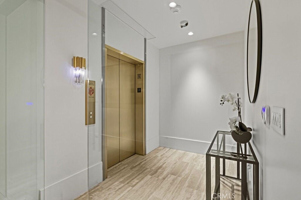 Los Angeles, California, 90069, United States, 2 Bedrooms Bedrooms, ,3 BathroomsBathrooms,Residential,Active,1995278