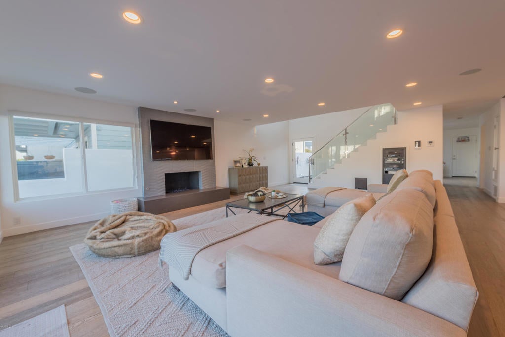 Ventura, California, 93001, United States, 3 Bedrooms Bedrooms, ,3 BathroomsBathrooms,Residential,Contingent,1944076