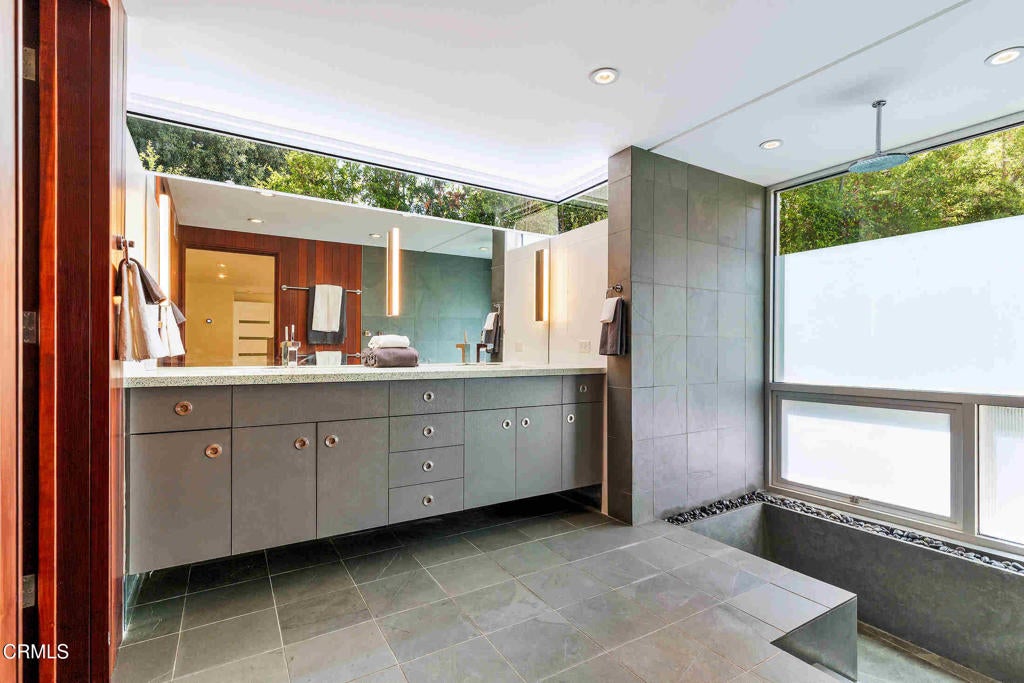 Pasadena, California, 91107, United States, 5 Bedrooms Bedrooms, ,5 BathroomsBathrooms,Residential,Active,1941341