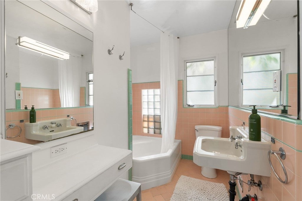 Los Angeles, California, 90027, United States, 3 Bedrooms Bedrooms, ,2 BathroomsBathrooms,Residential,Active,1953705