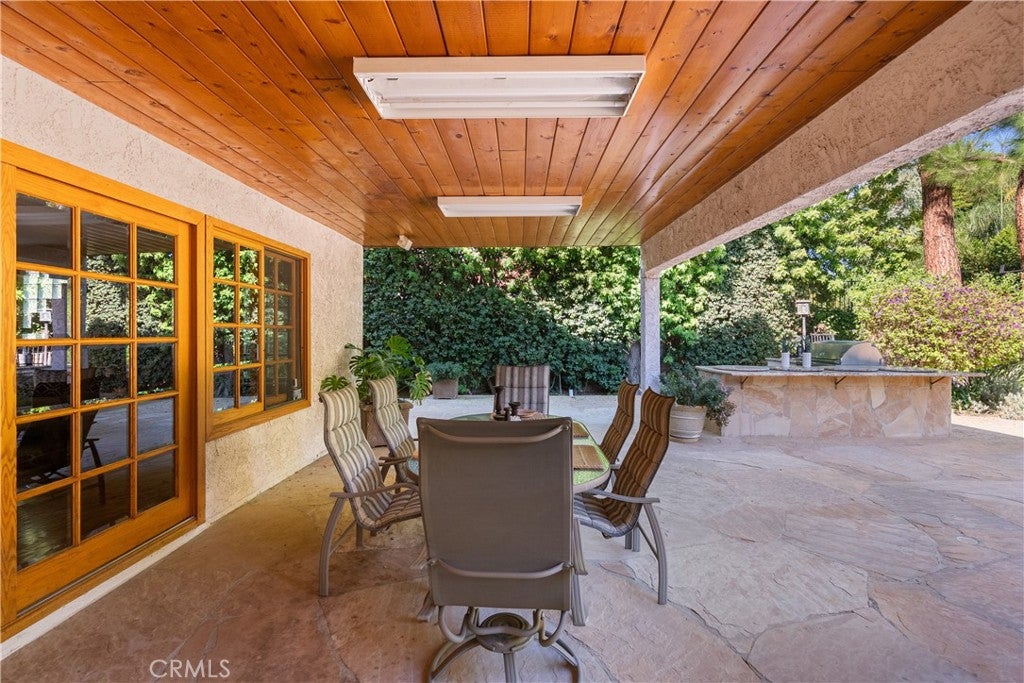 Northridge, California, 91324, United States, 5 Bedrooms Bedrooms, ,4 BathroomsBathrooms,Residential,Active,1952628