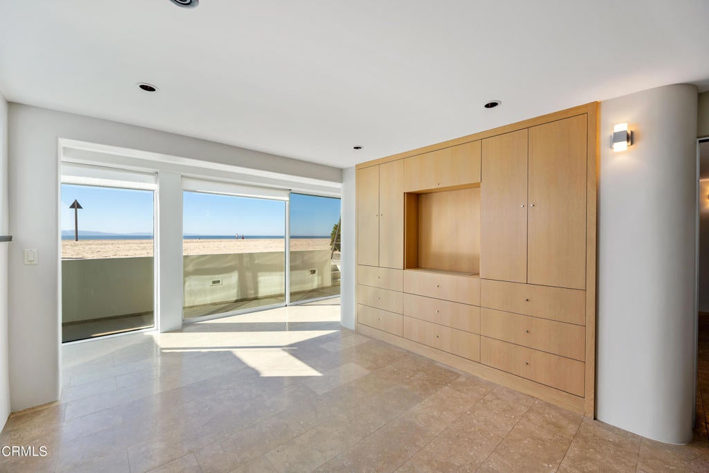 Oxnard, California, 93035, United States, 4 Bedrooms Bedrooms, ,5 BathroomsBathrooms,Residential,Active,1953419