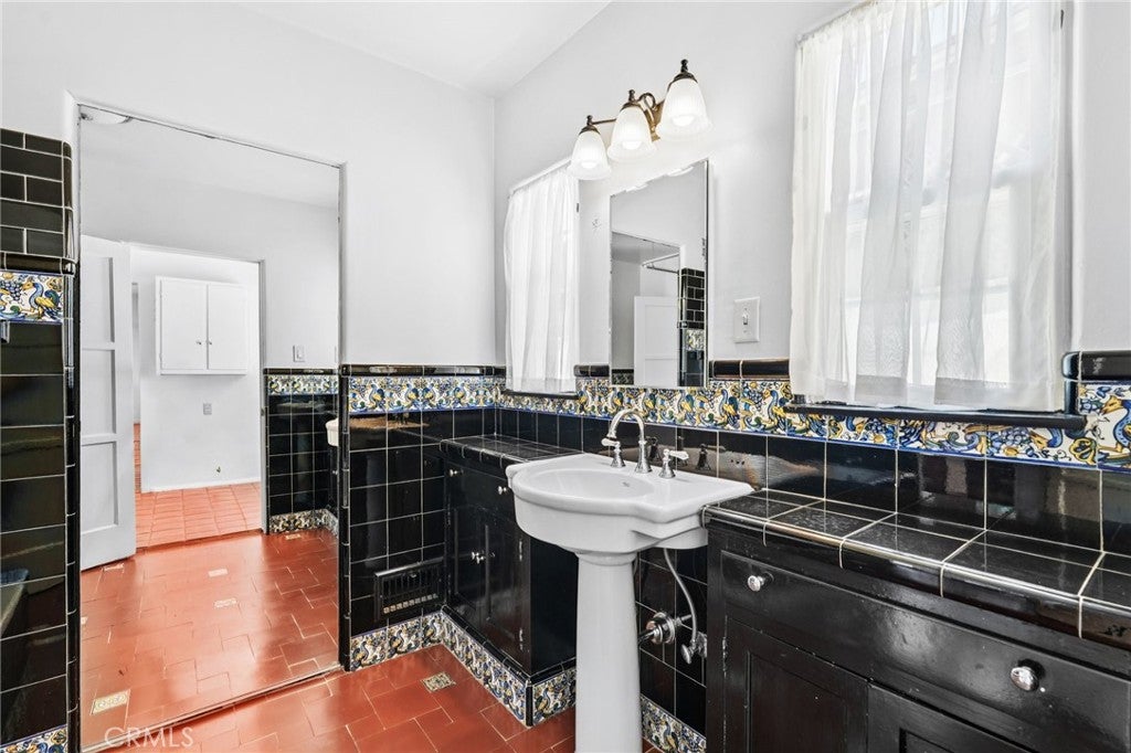 North Hollywood, California, 91602, United States, 3 Bedrooms Bedrooms, ,2 BathroomsBathrooms,Residential,Active,1914796