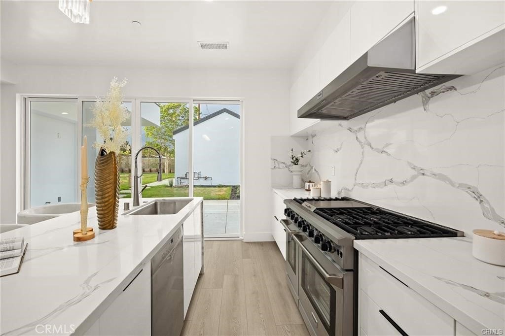 Pasadena, California, 91107, United States, 5 Bedrooms Bedrooms, ,6 BathroomsBathrooms,Residential,Active,1960137