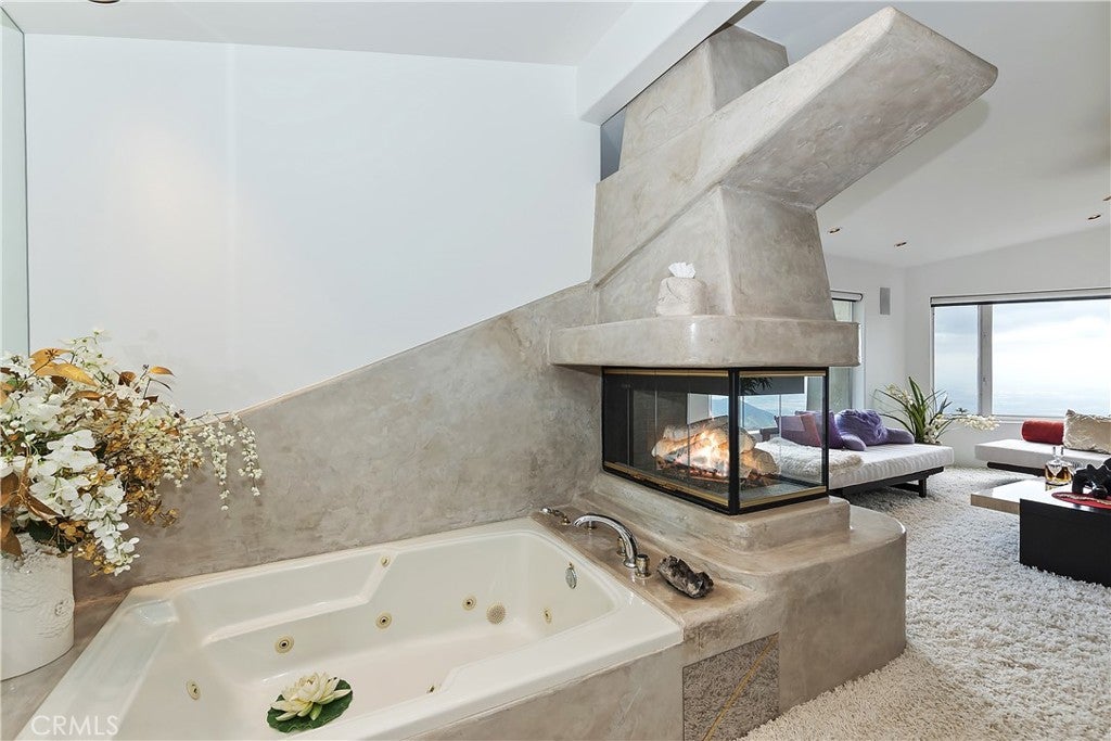 Lake Arrowhead, California, 92352, United States, 2 Bedrooms Bedrooms, ,3 BathroomsBathrooms,Residential,Active,1988419