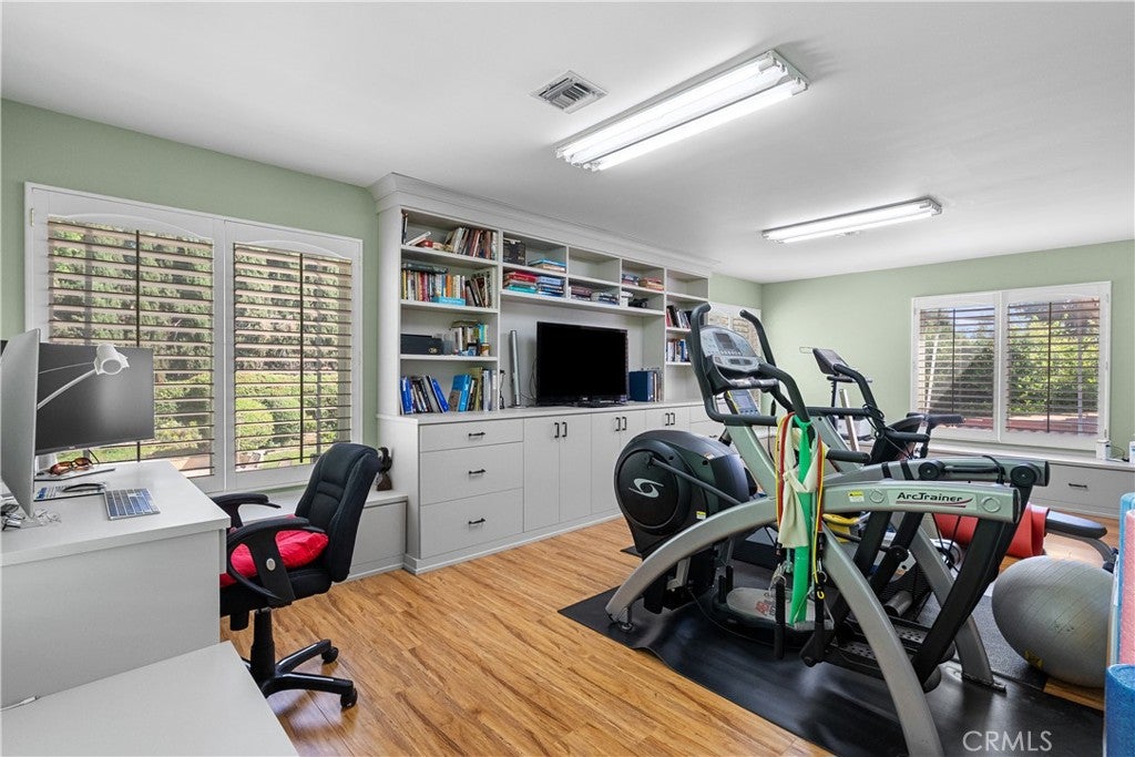 Northridge, California, 91324, United States, 5 Bedrooms Bedrooms, ,4 BathroomsBathrooms,Residential,Active,1952628