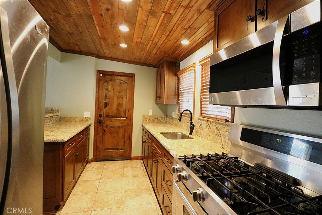 Costa Mesa, California, 92627, United States, 3 Bedrooms Bedrooms, ,2 BathroomsBathrooms,Residential,Active,1909898