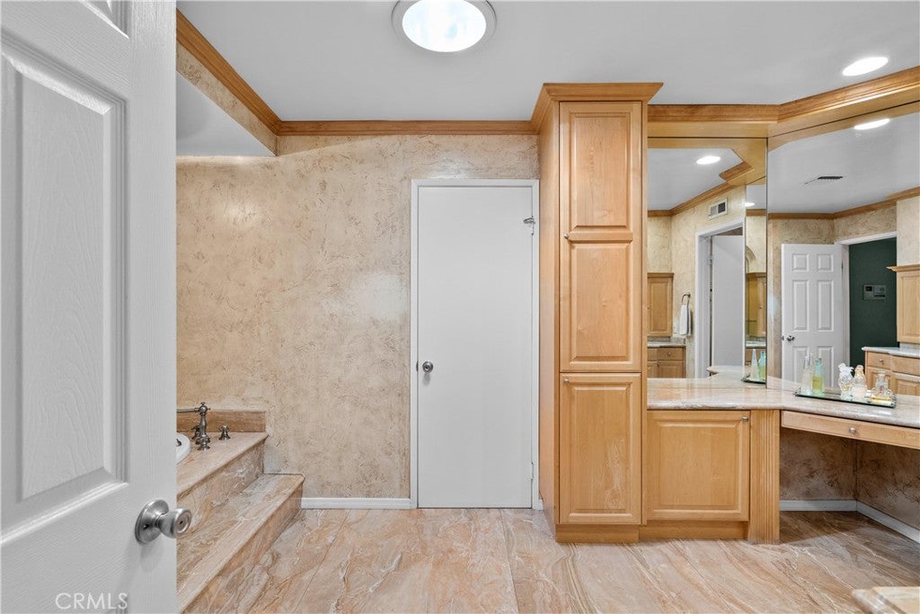 Northridge, California, 91324, United States, 5 Bedrooms Bedrooms, ,4 BathroomsBathrooms,Residential,Active,1952628