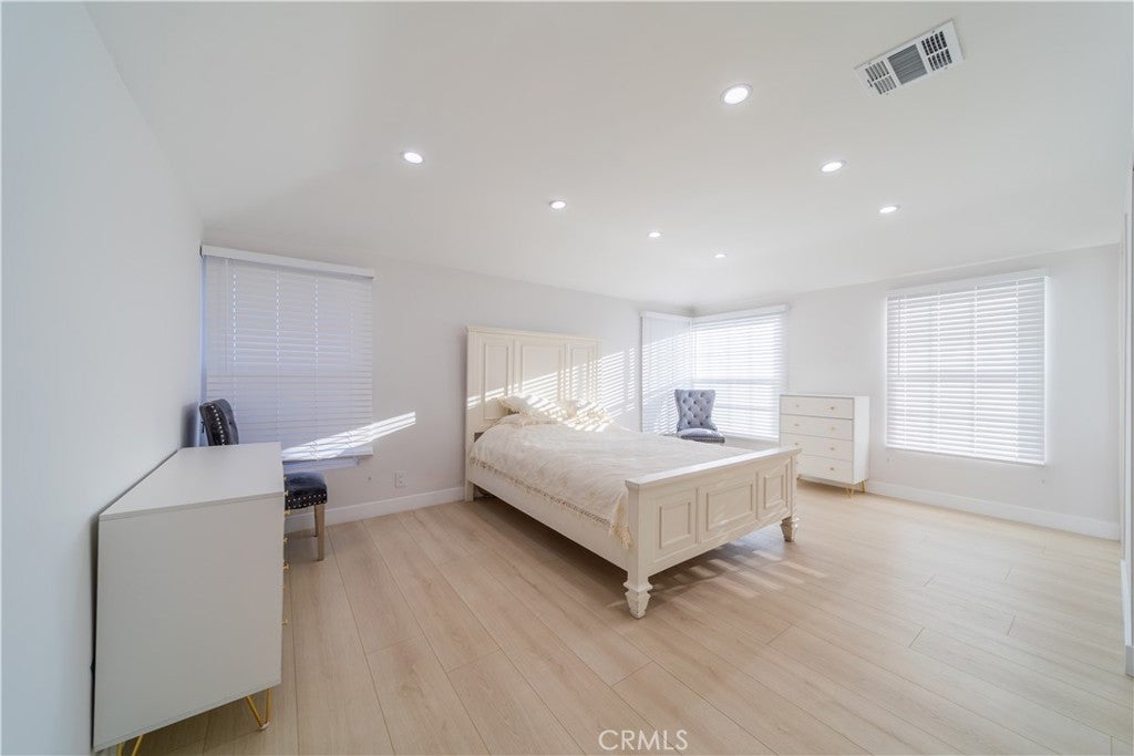 Burbank, California, 91501, United States, 4 Bedrooms Bedrooms, ,4 BathroomsBathrooms,Residential,Active,2003539