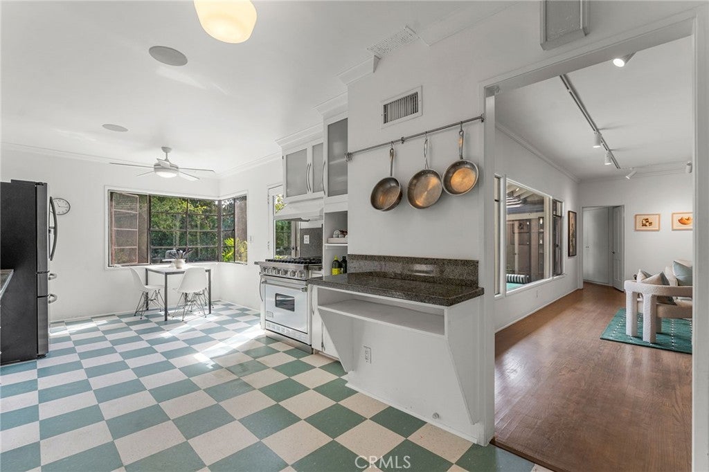 Los Angeles, California, 90027, United States, 3 Bedrooms Bedrooms, ,2 BathroomsBathrooms,Residential,Active,1953705