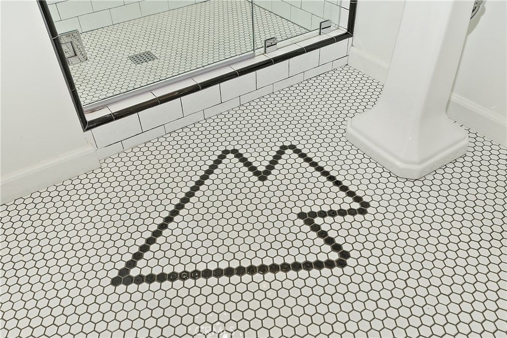 Lake Arrowhead, California, 92352, United States, 4 Bedrooms Bedrooms, ,3 BathroomsBathrooms,Residential,Active,1786792