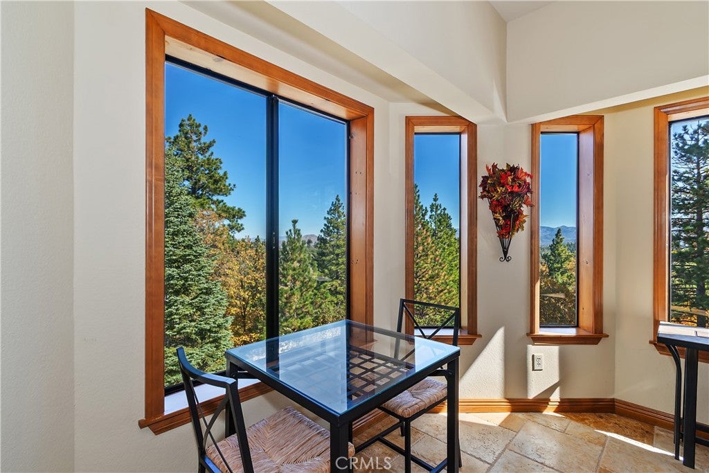 Lake Arrowhead, California, 92352, United States, 4 Bedrooms Bedrooms, ,3 BathroomsBathrooms,Residential,Active,1998581