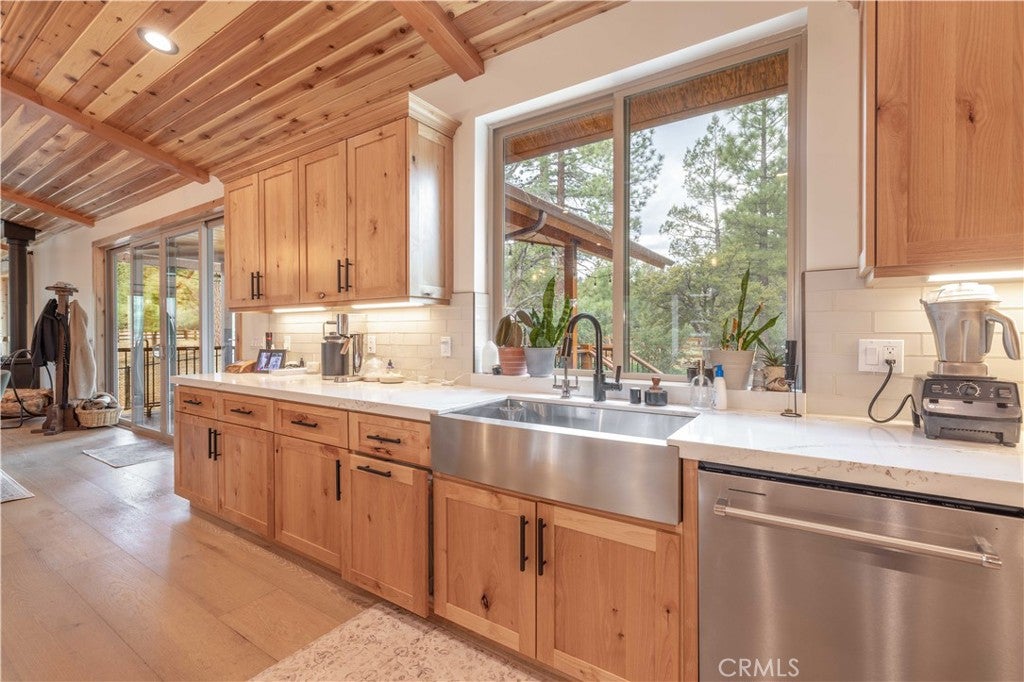 Big Bear City, California, 92314, United States, ,4 BathroomsBathrooms,Residential,Active,1839760