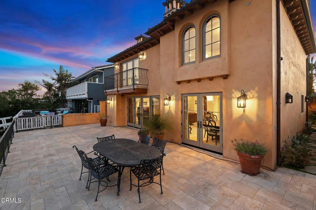 Ventura, California, 93001, United States, 3 Bedrooms Bedrooms, ,4 BathroomsBathrooms,Residential,Active,1756327