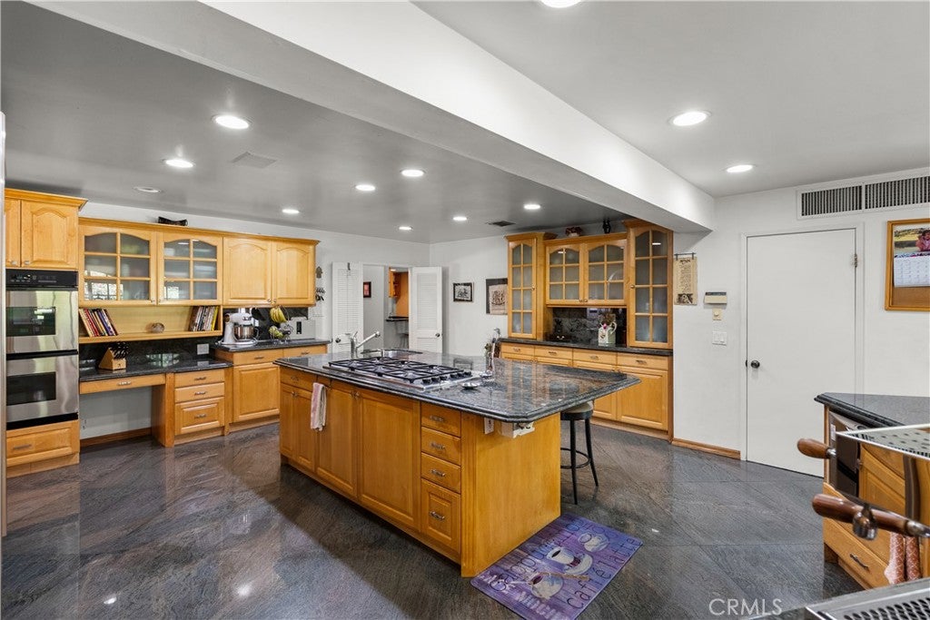 Northridge, California, 91324, United States, 5 Bedrooms Bedrooms, ,4 BathroomsBathrooms,Residential,Active,1952628