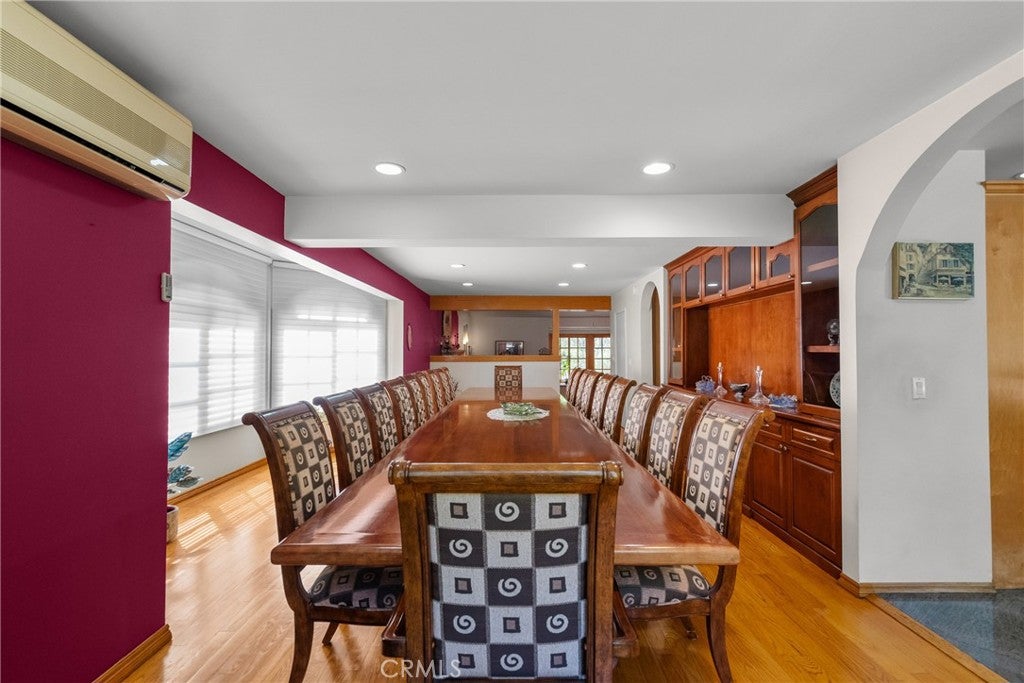 Northridge, California, 91324, United States, 5 Bedrooms Bedrooms, ,4 BathroomsBathrooms,Residential,Active,1952628