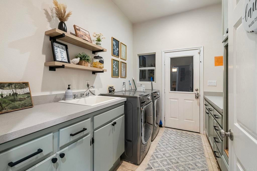 Escondido, California, 92025, United States, 5 Bedrooms Bedrooms, ,4 BathroomsBathrooms,Residential,Active,1969680