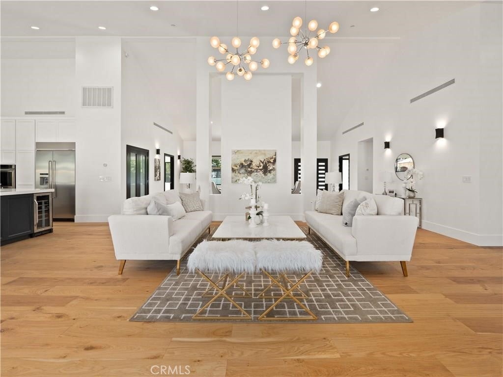 Woodland Hills, California, 91367, United States, 5 Bedrooms Bedrooms, ,5 BathroomsBathrooms,Residential,Pending,1843402