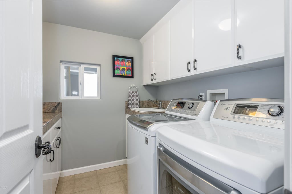Ventura, California, 93001, United States, 2 Bedrooms Bedrooms, ,3 BathroomsBathrooms,Residential,Active,1944022