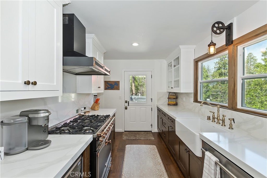 Lake Arrowhead, California, 92352, United States, 4 Bedrooms Bedrooms, ,3 BathroomsBathrooms,Residential,Active,1786792