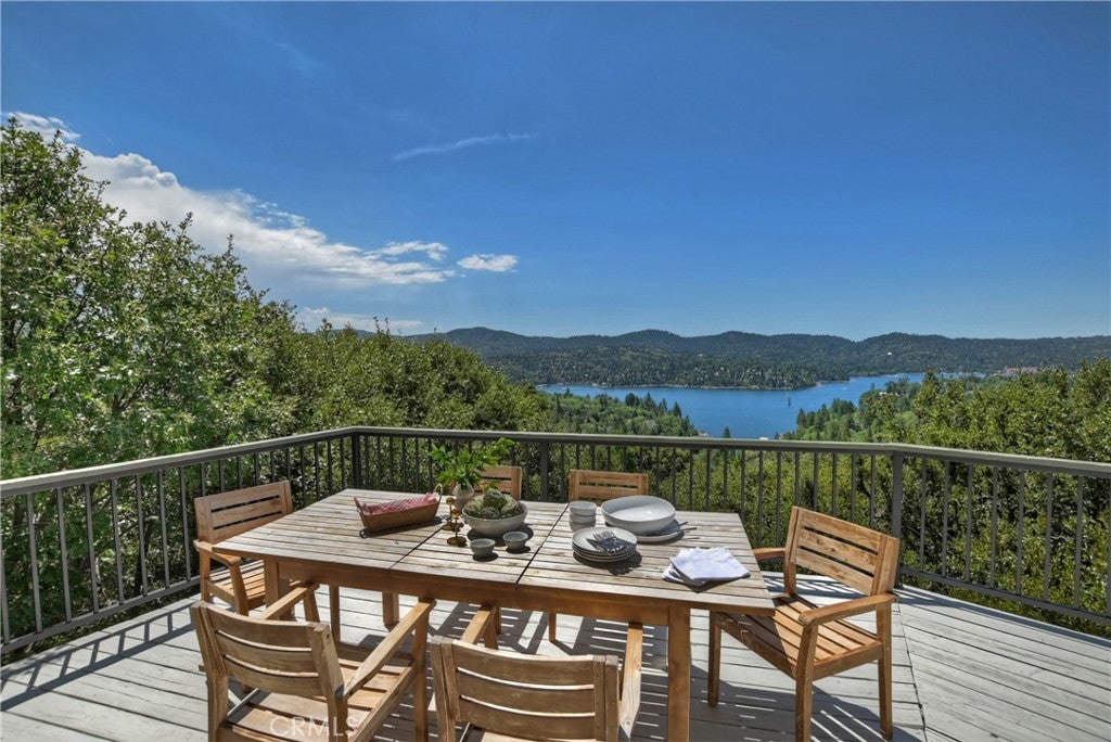Lake Arrowhead, California, 92352, United States, 4 Bedrooms Bedrooms, ,3 BathroomsBathrooms,Residential,Active,1953250
