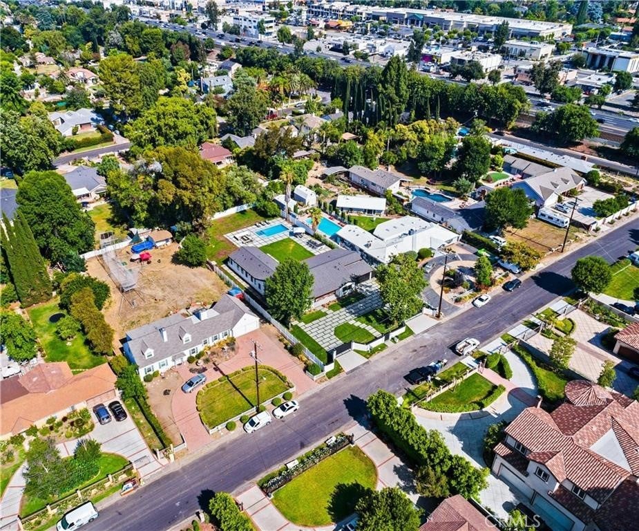 Woodland Hills, California, 91367, United States, 5 Bedrooms Bedrooms, ,5 BathroomsBathrooms,Residential,Pending,1843402